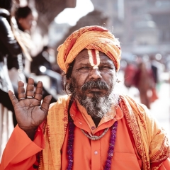 foto-vertical-de-um-homem-espiritual-indiano